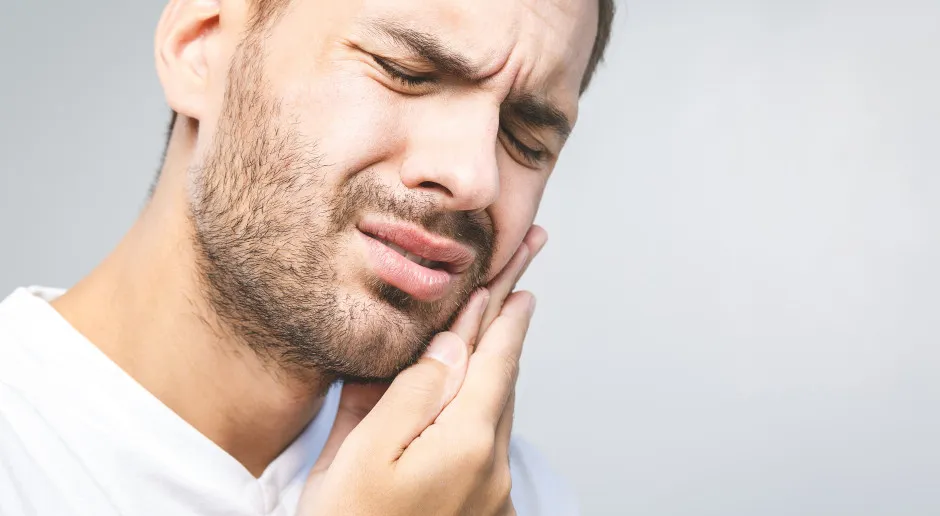 Osoba odpoczywająca po zabiegu stomatologicznym