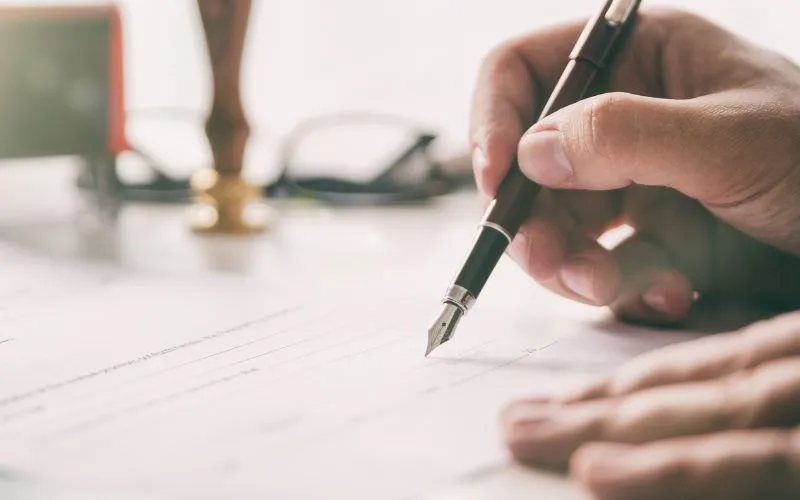 notariusz i klient biuro umowa deweloperska