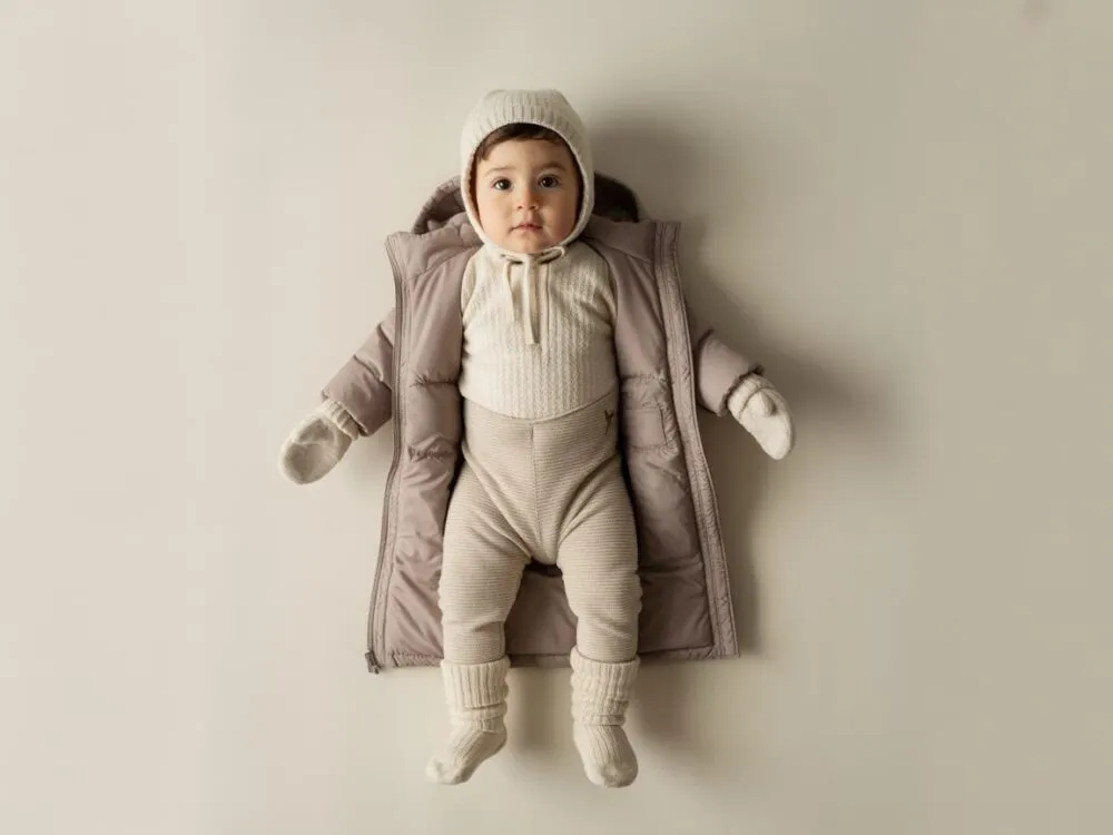 dziecko ubrane na cebulkę pod kombinezonem