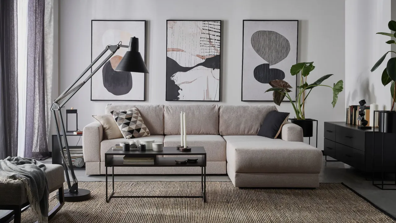 Nowoczesny salon z obrazami nad kanapą