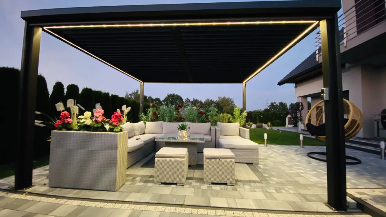 nowoczesna pergola bioklimatyczna z oświetleniem LED