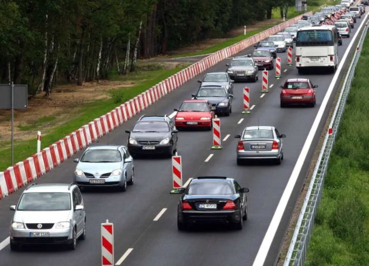 Samochód jadący drogą ekspresową do nadmorskiej miejscowości