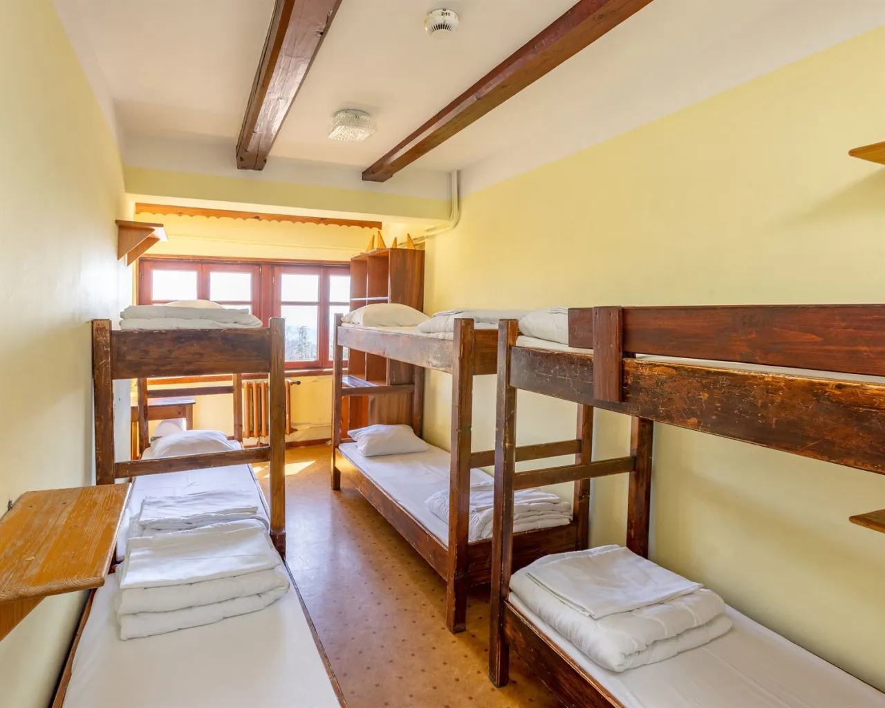 schronisko PTTK wnętrze pokoju wieloosobowego