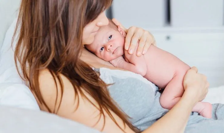 rodzic noszący dziecko w chuście kangurowanie