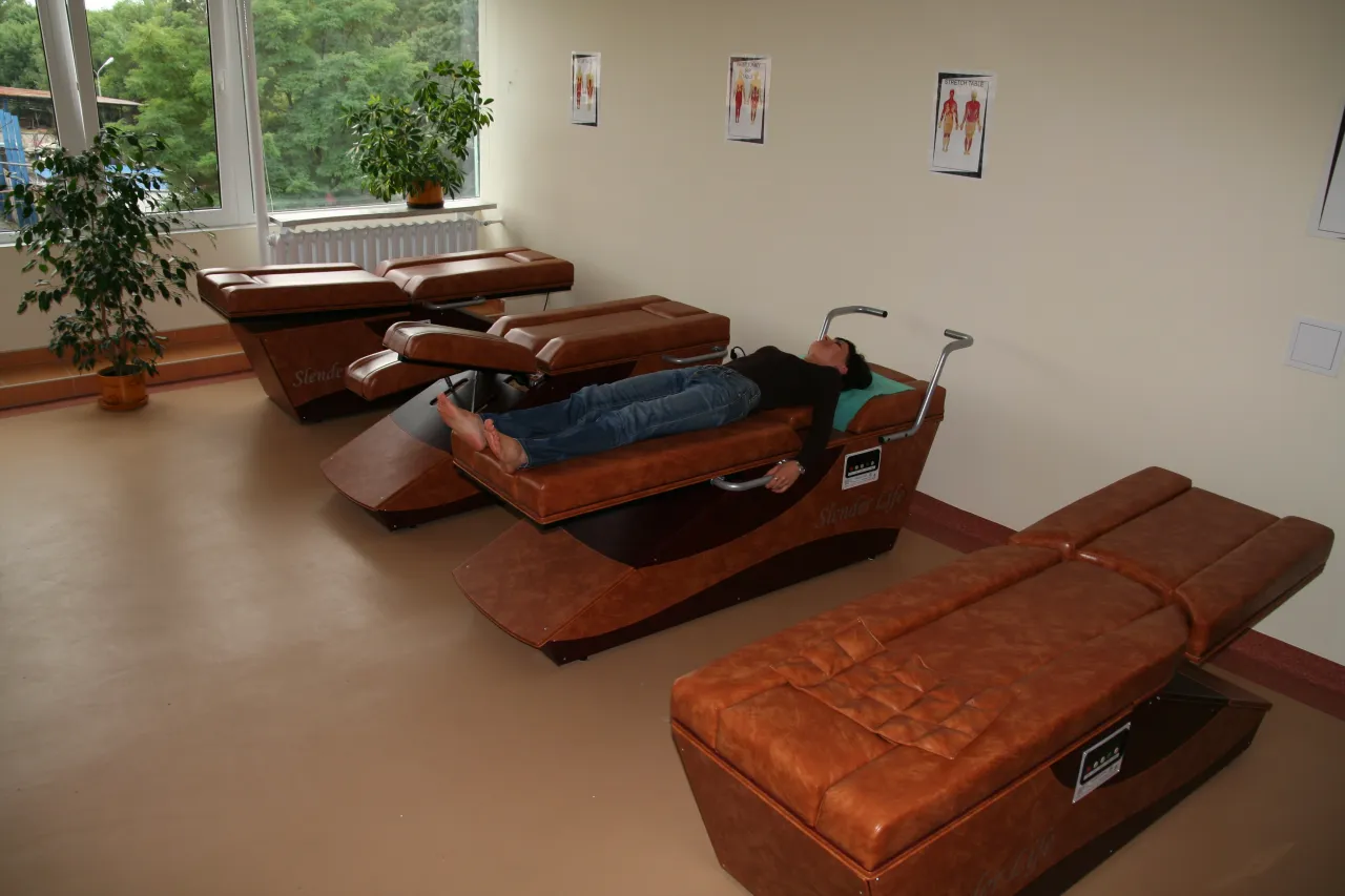 W sanatorium Wł&oacute;kniarz Busko Zdr&oacute;j pacjentka odpoczywa na leżance do terapii Slender Life.