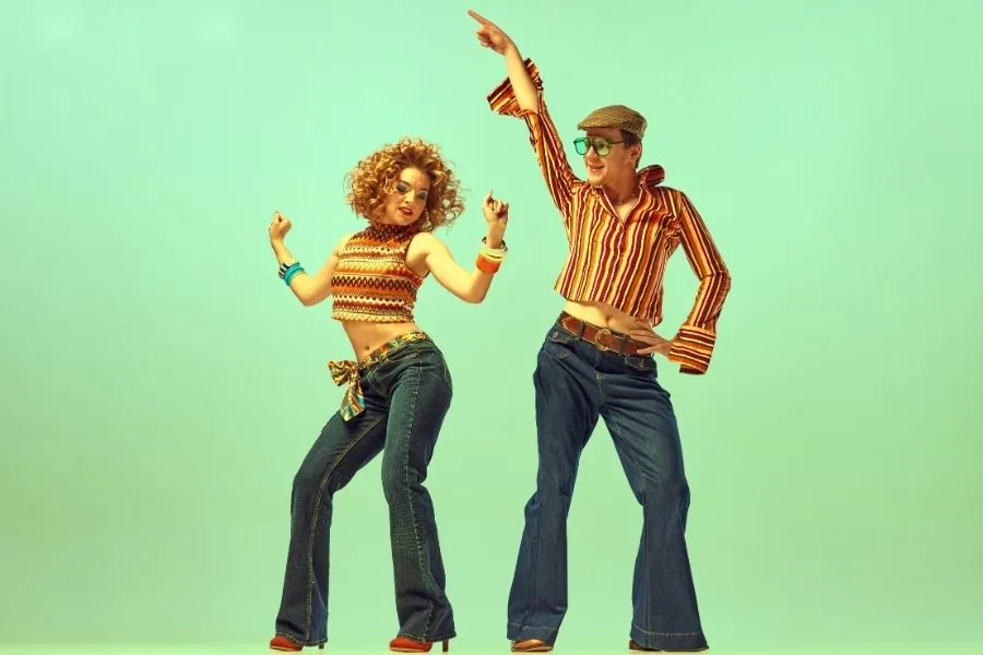 impreza w stylu lat 80, tańczący ludzie, kolorowe stroje