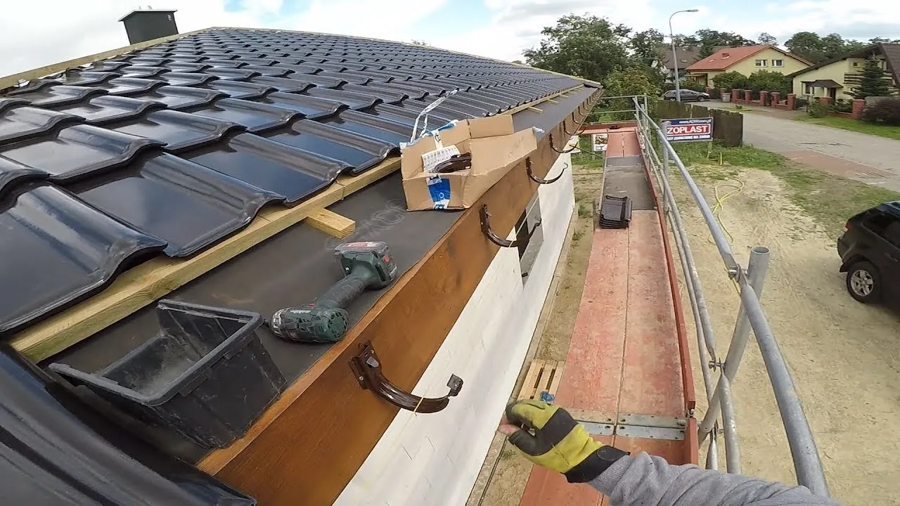 montaż haków rynnowych do deski czołowej