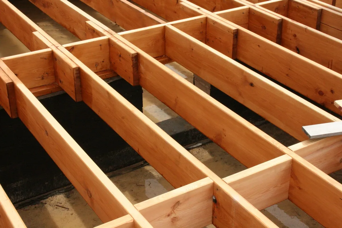 Szkielet drewnianej konstrukcji podłogi, przygotowywany do wykonania płyty fundamentowej pod dom szkieletowy.