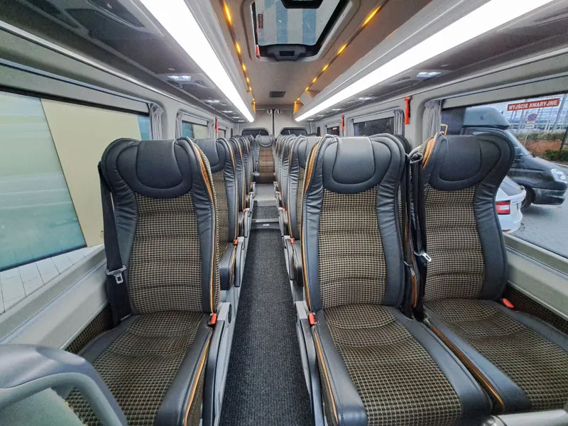 Nowoczesny bus 20-osobowy wnętrze