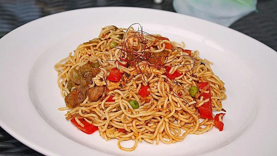 Gebratene Mie-Nudeln mit H&auml;hnchen und Gem&uuml;se im Wok