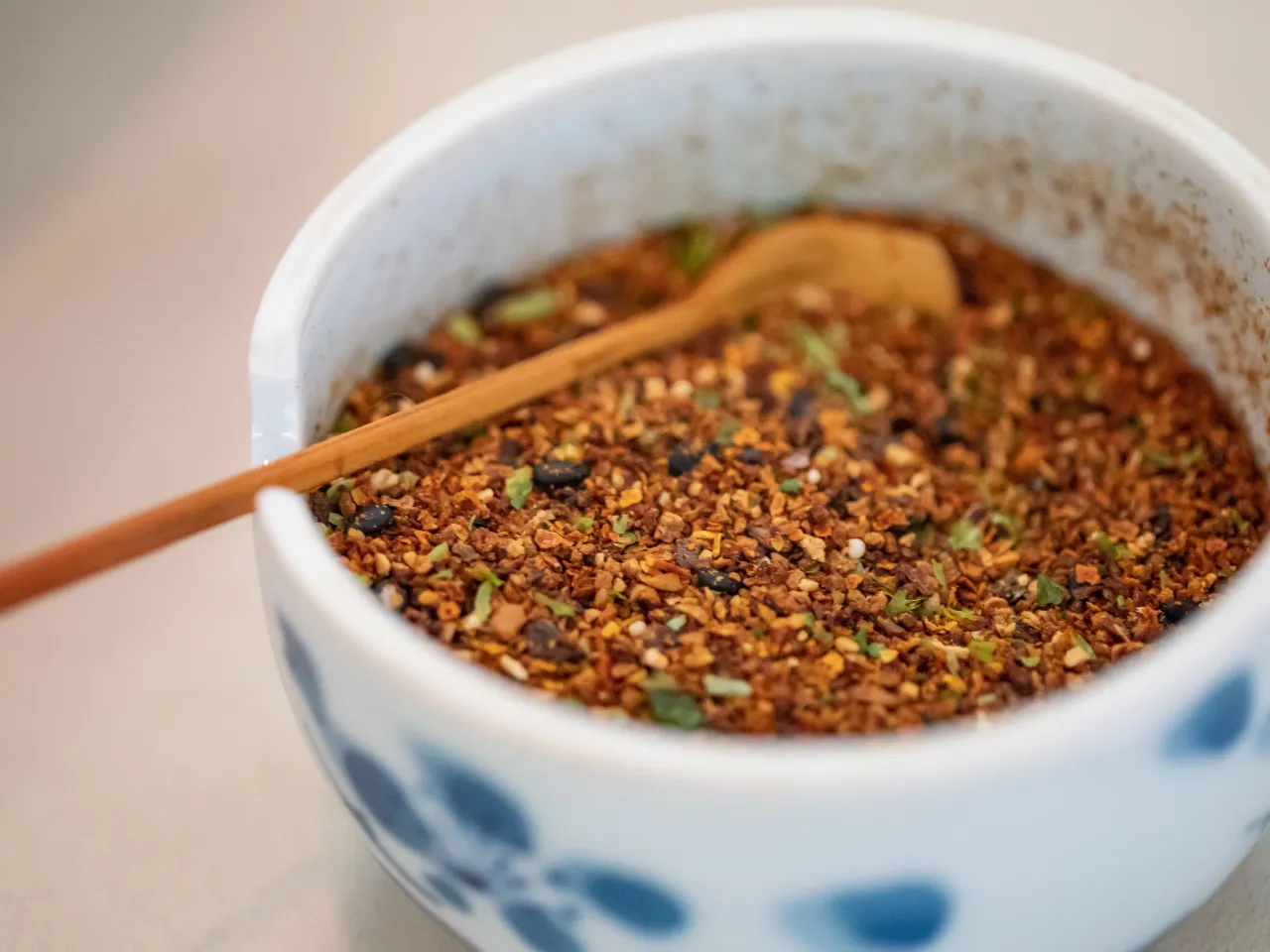 Mieszanka przypraw do ramen w miseczce z drewnianą łyżeczką. Intensywny aromat i smak dla Twojej zupy.