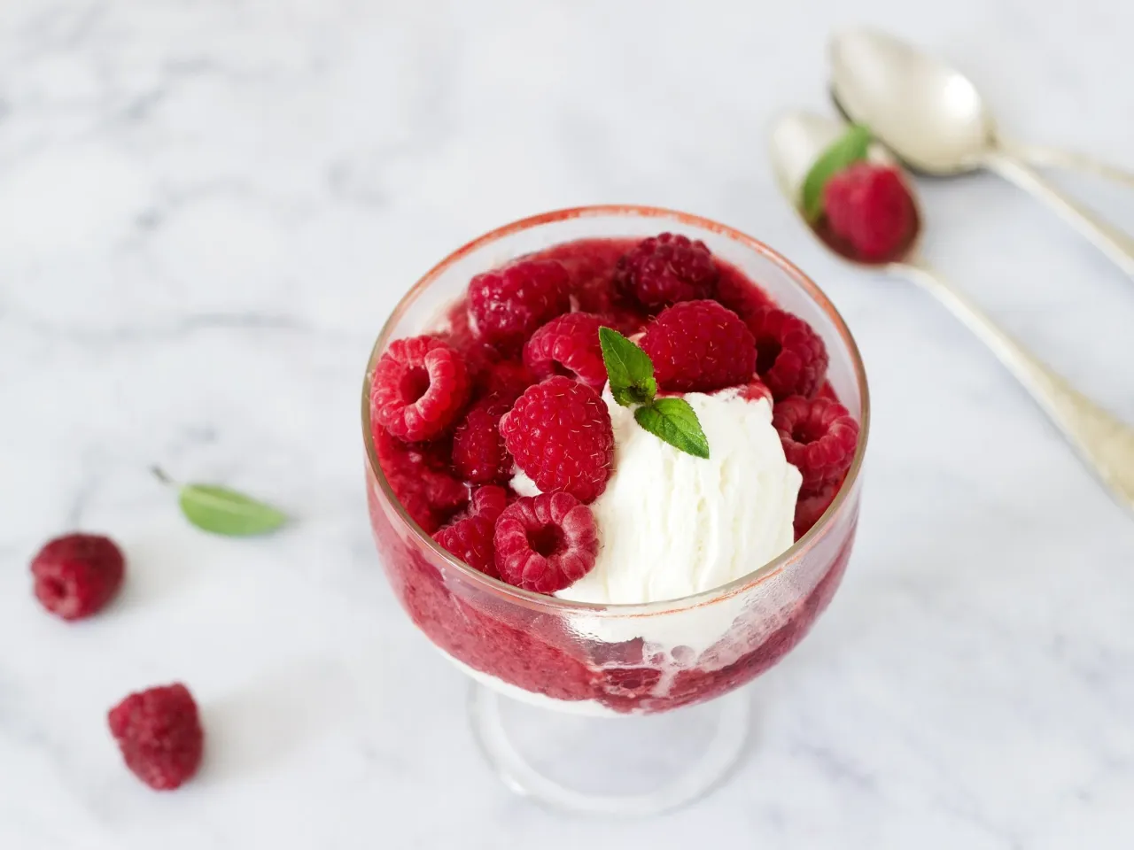 świeże maliny, śmietanka, cukier do lodów