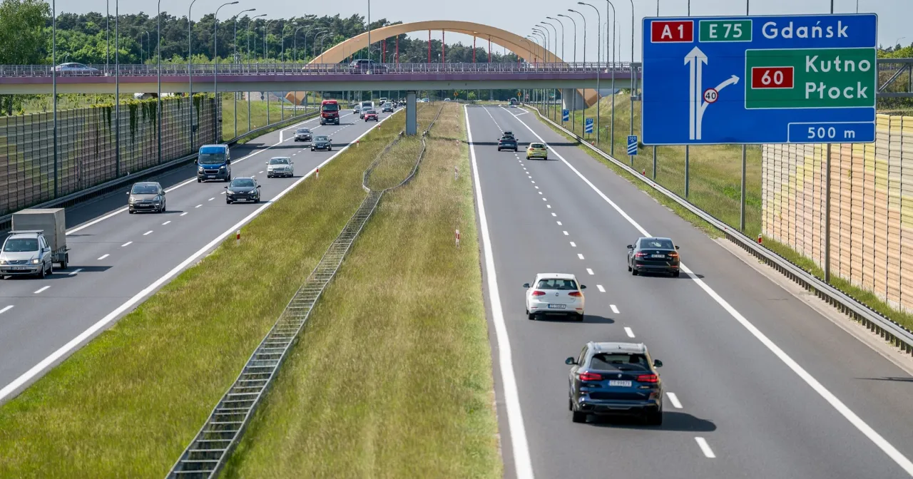 droga ekspresowa 3 pasy ruchu ciężarówki