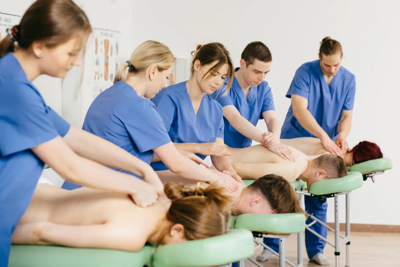 Technik masażysta w pracy