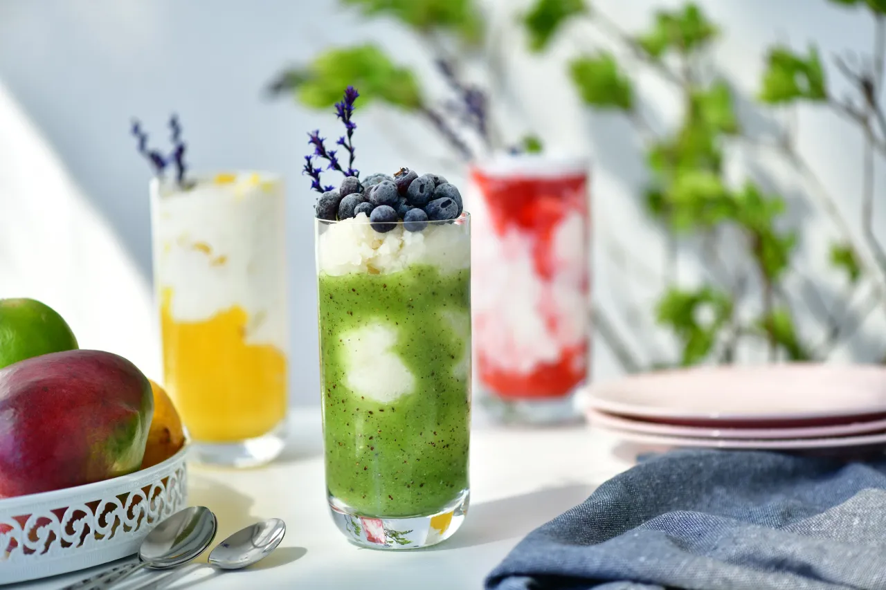 r&oacute;żne zielone koktajle w szklankach, kolorowe napoje