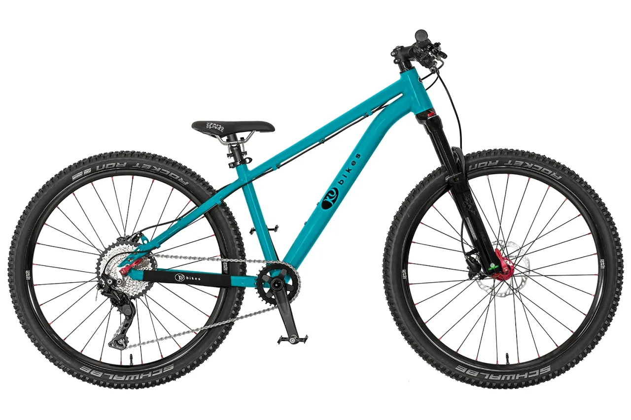Turkusowy rower g&oacute;rski z czarnymi oponami Schwalbe. Idealny jako rower na 140 cm wzrostu, gotowy na przygody.