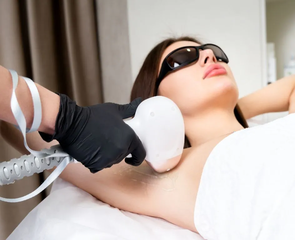 kobieta przygotowująca się do depilacji laserowej