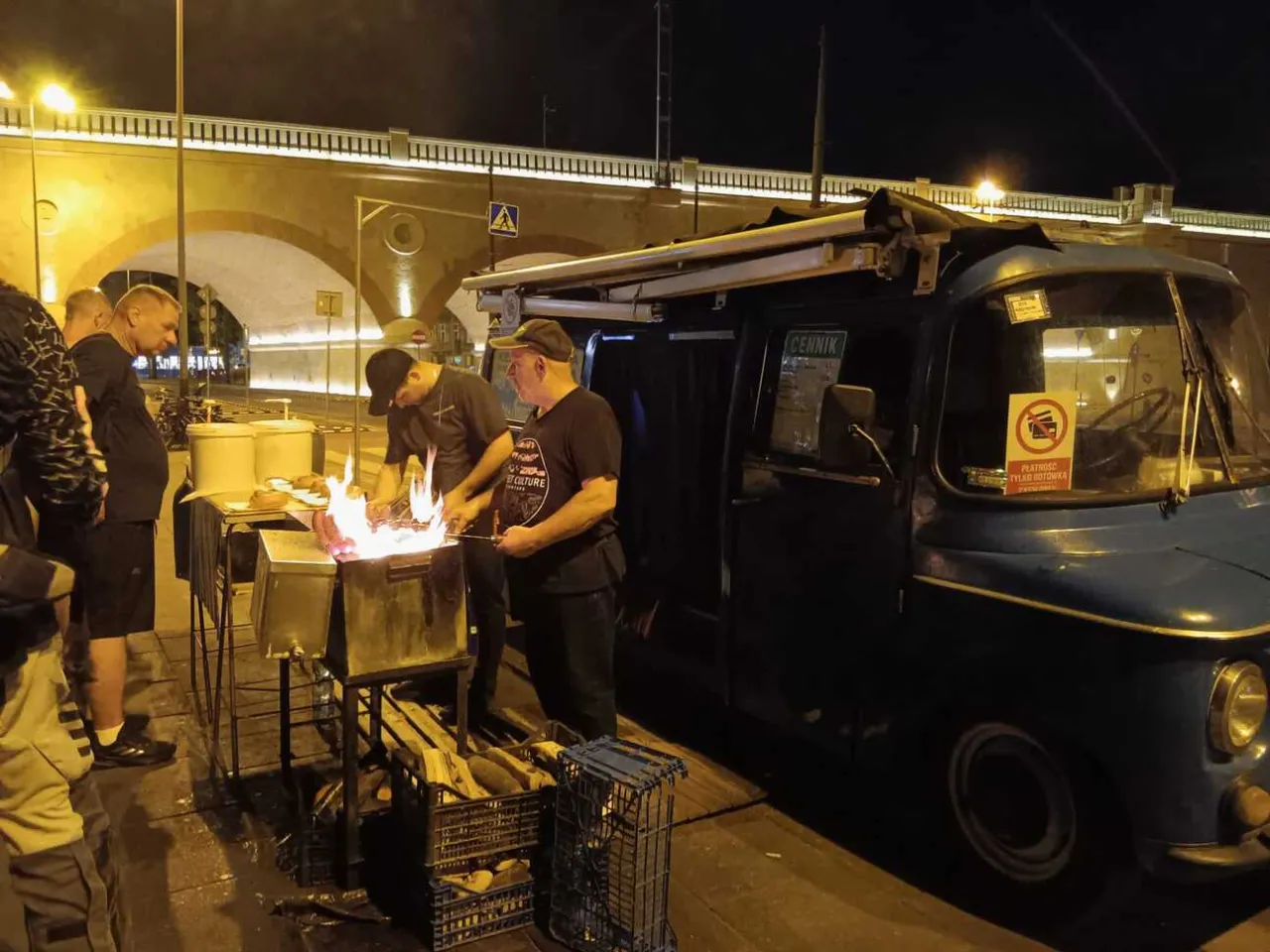 Niebieska Nysa 522 food truck Krak&oacute;w