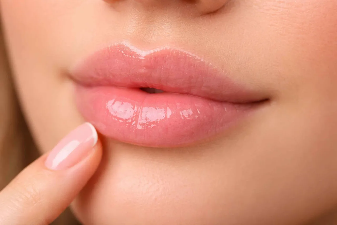 Bezpieczne nawilżanie ust po kwasie hialuronowym