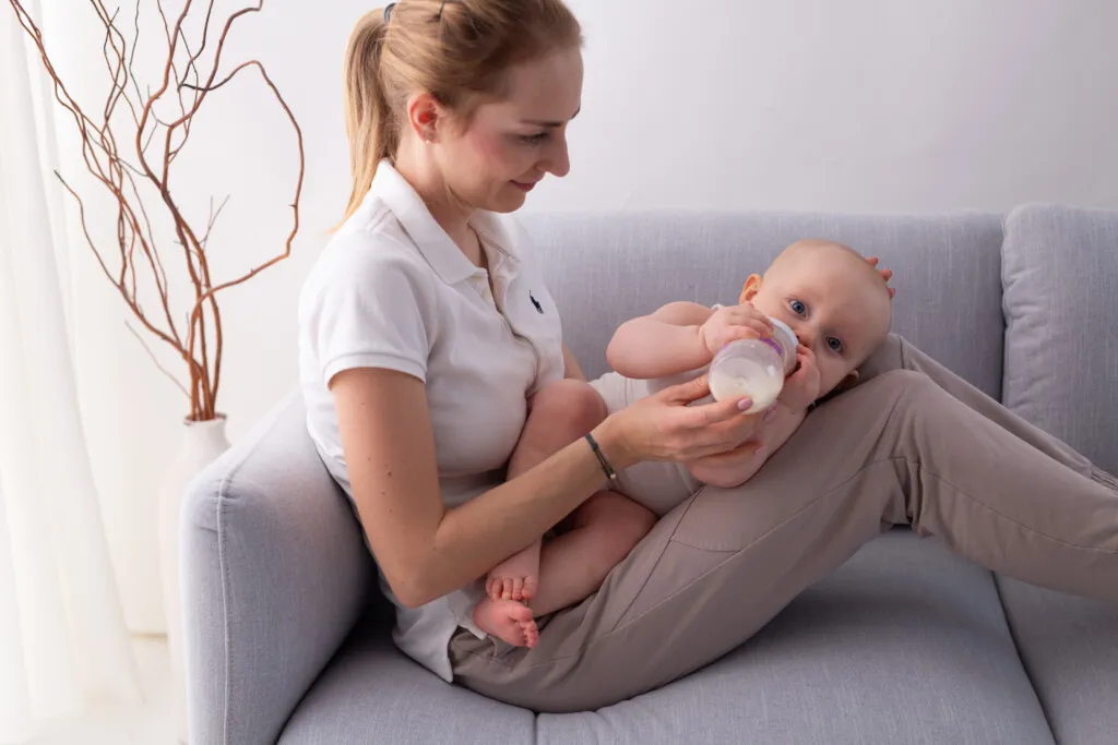 pozycje do odbijania dziecka z refluksem