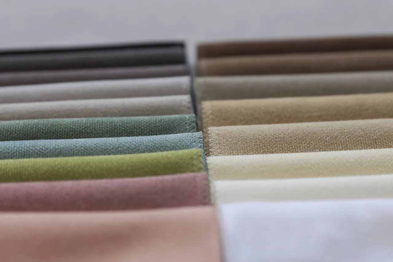 r&oacute;żne rodzaje tkanin na zasłony do sypialni