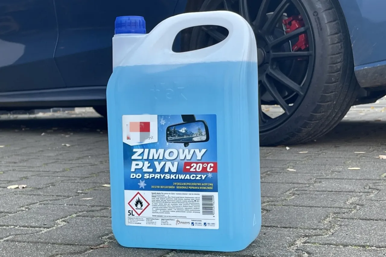 Kanister z zimowym płynem do spryskiwaczy, by uniknąć mandatu za brak płynu.