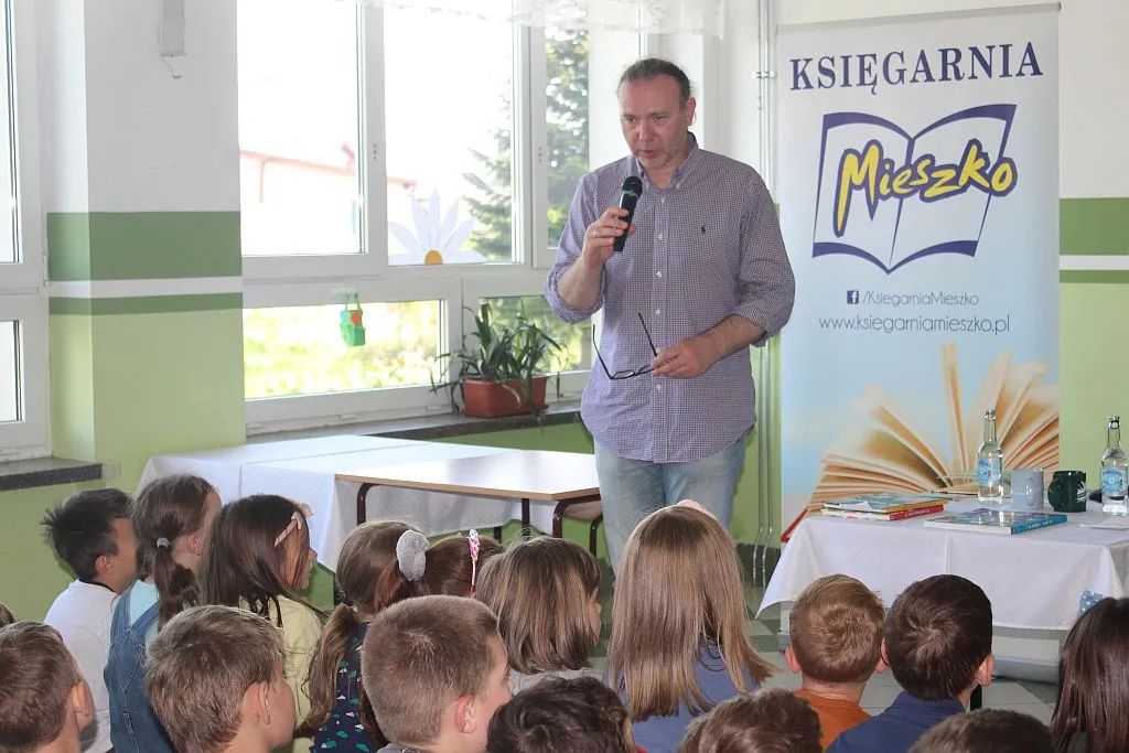 spotkanie autorskie z pisarzem w bibliotece lub księgarni