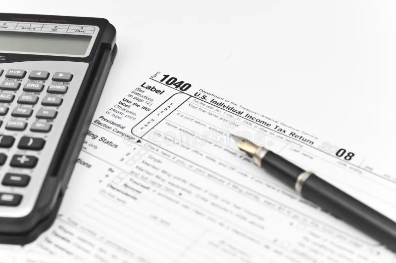 kalkulator i rachunki na biurku symbolizujące finanse