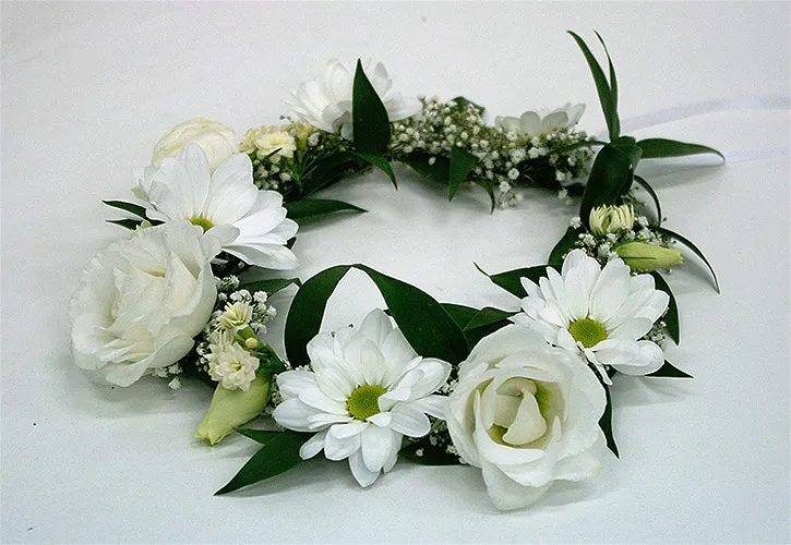 Białe kwiaty komunijne dla chłopca