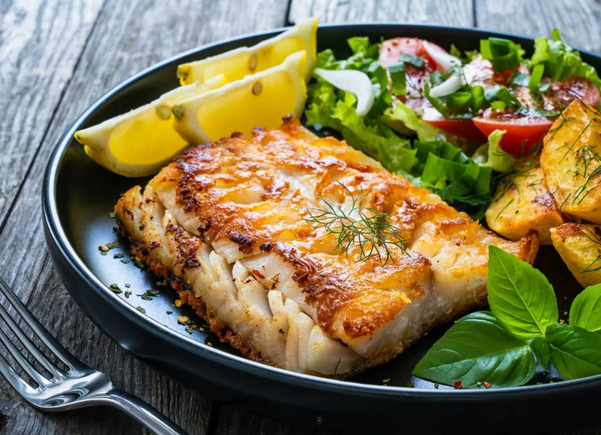 r&oacute;żnorodne dodatki do ryby na talerzu