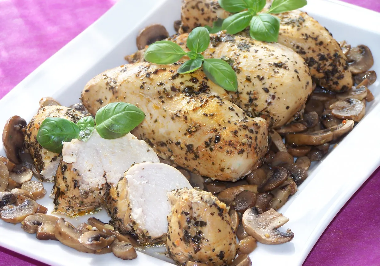 Kurczak z pieczarkami i bazylią, która jest świetną przyprawą do drobiu.