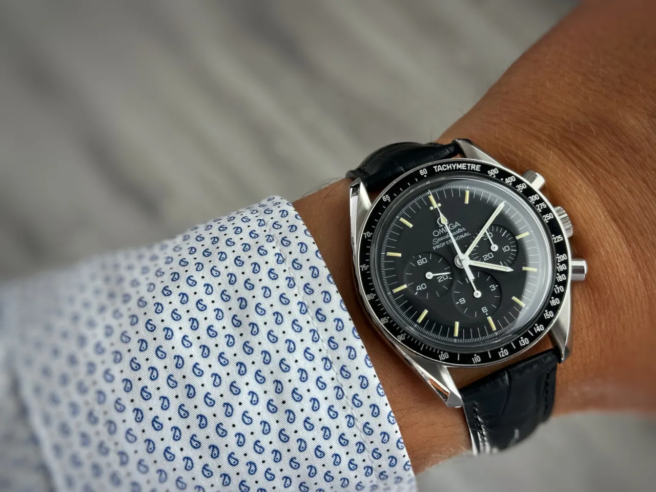 męski nadgarstek z zegarkiem Omega Speedmaster