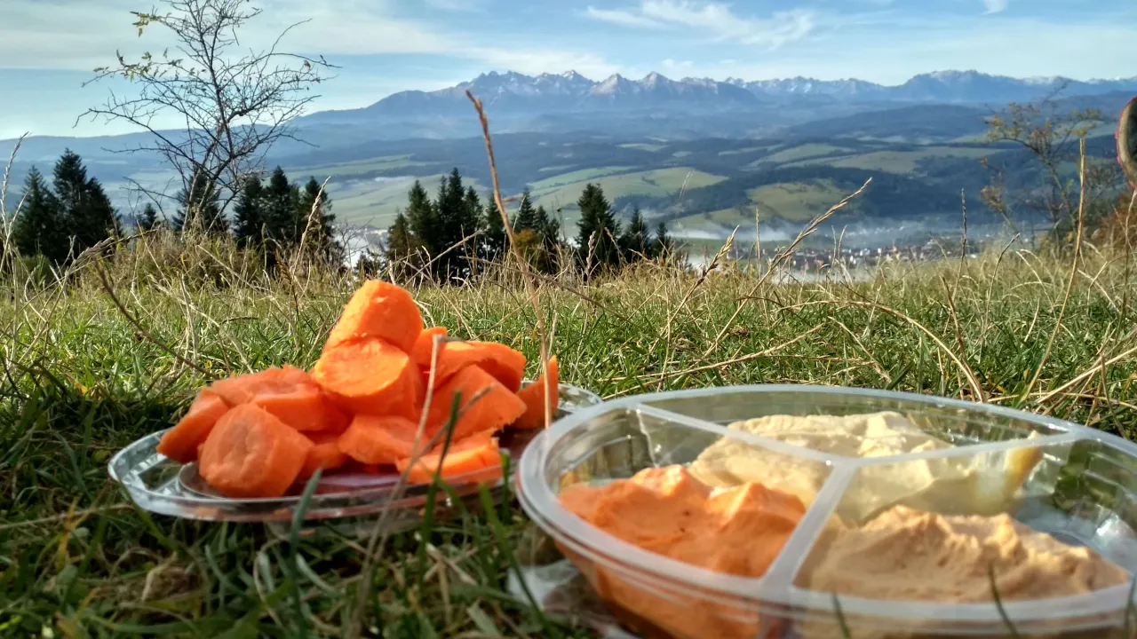 Wysokie góry i wegetariański piknik: marchewka i hummus na trawie. Czy można odbyć wyprawę w góry wysokie będąc wegetarianinem? Tak!