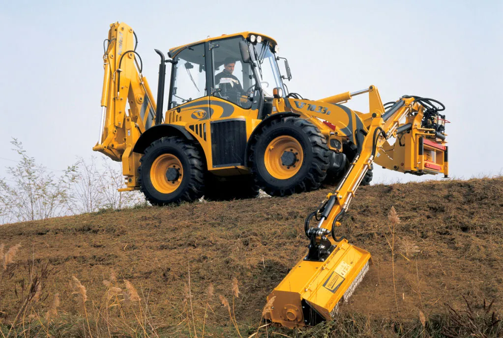 koparko-ładowarka z r&oacute;żnym osprzętem