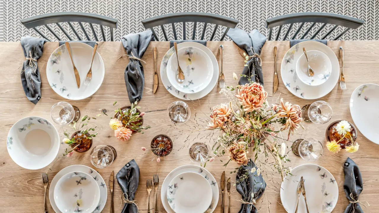 eleganckie nakrycie stołu do kawy i ciasta