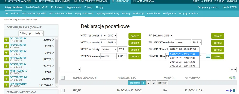 Biuro rachunkowe, księgowa przy komputerze, dokumenty finansowe