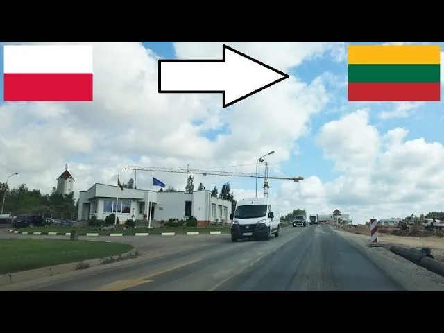 samoch&oacute;d na litewskiej drodze międzymiastowej