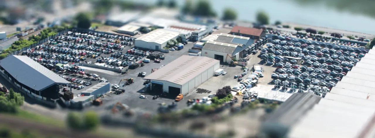 Pièces détachées dans une casse automobile moderne et organisée