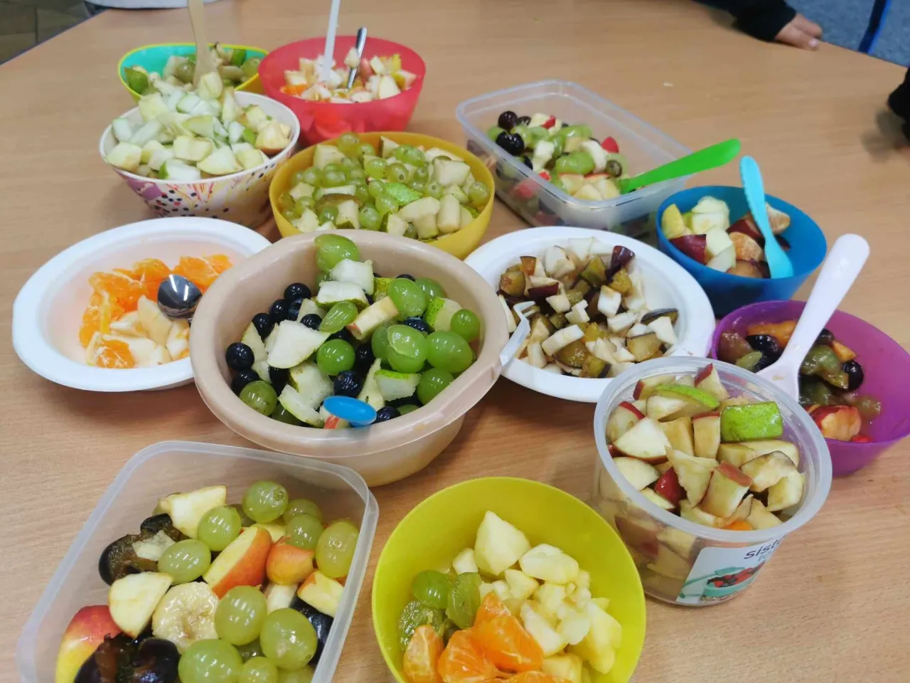 dziecko gotujące z rodzicem uśmiechnięte