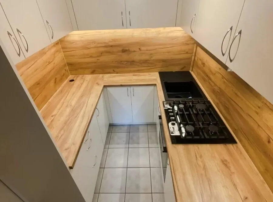 blaty kuchenne drewniane i laminowane por&oacute;wnanie wytrzymałości