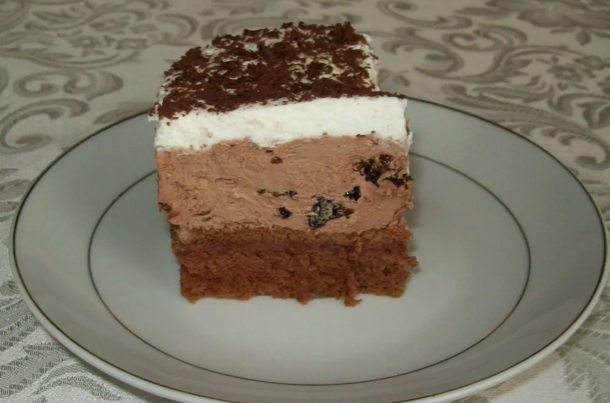 Pyszny deser z czekoladowym biszkoptem, kremem z nutellą i kawałkami śliwek. Idealny przepis na ciasto ze śliwkami i nutellą.