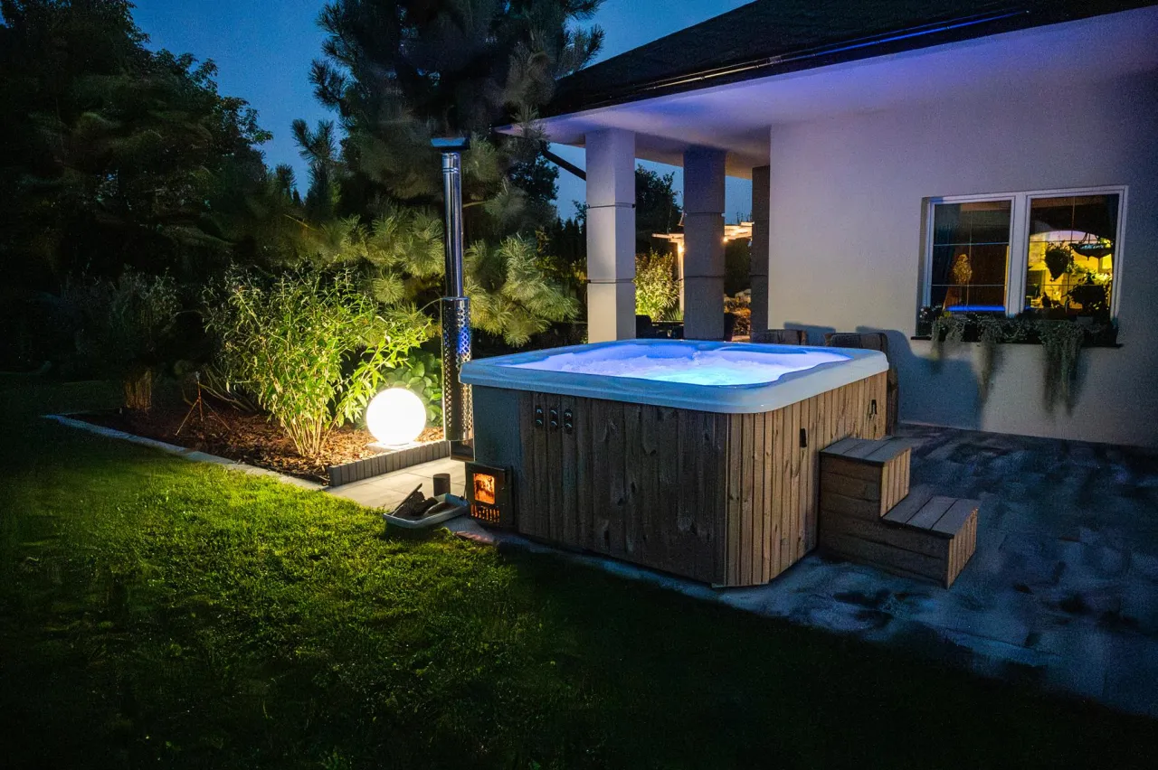 Nowoczesne domowe spa w ogrodzie z oświetleniem