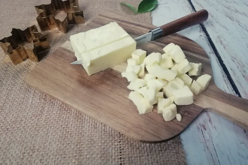 kostka masła na drewnianej desce