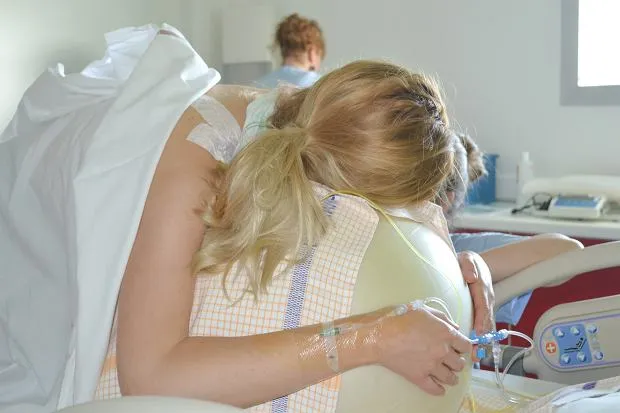 kobieta w trakcie porodu, skurcze, relaksacja