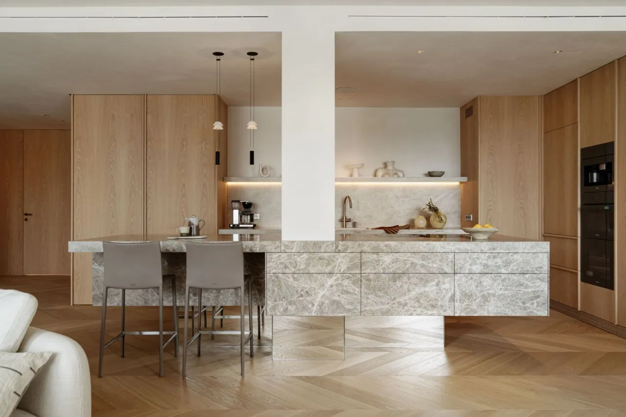 Nowoczesna kuchnia z kamienną ścianą trendy 2026