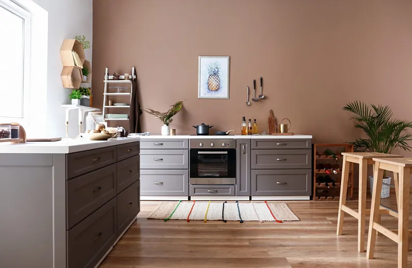 dopasowanie koloru ścian do mebli w salonie z kuchnią