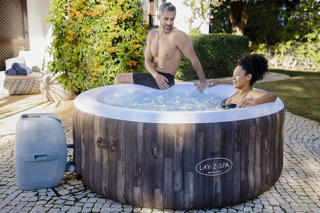 Lay-Z-Spa Bahamas w ogrodzie