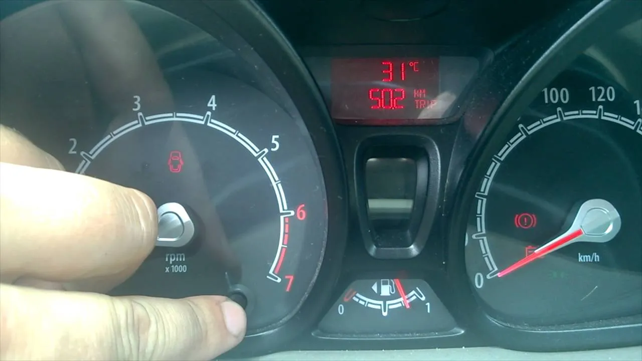 Wnętrze Forda Fiesty Mk7 z widocznym wskaźnikiem paliwa