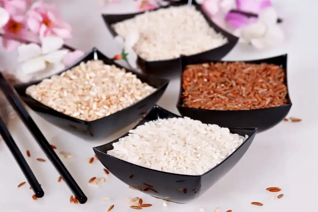 r&oacute;żne odmiany ryżu w miseczkach