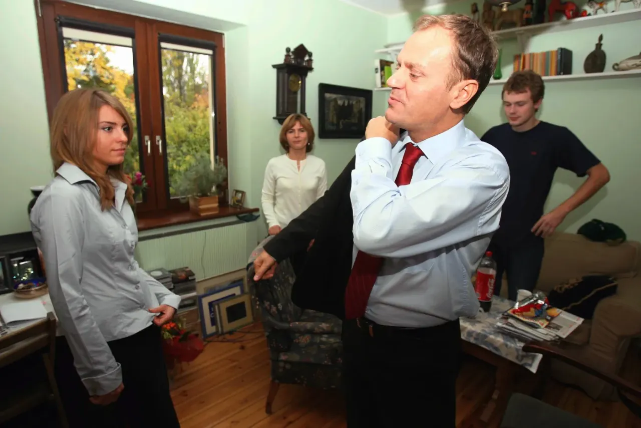 Jak mieszka Tusk? W przytulnym salonie, gdzie przygotowuje się do wyjścia, a w tle widać rodzinę i jesienny ogród.